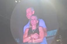 Reporte: mujer sorprendida en concierto de Coldplay estaba separada de su esposo