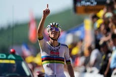 Tadej Pogacar dedica su victoria a joven ciclista italiano que murió en un accidente
