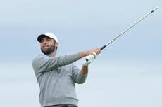 En un día de sol, lluvia y viento en el Abierto Británico Scheffler se mantiene cerca del liderato