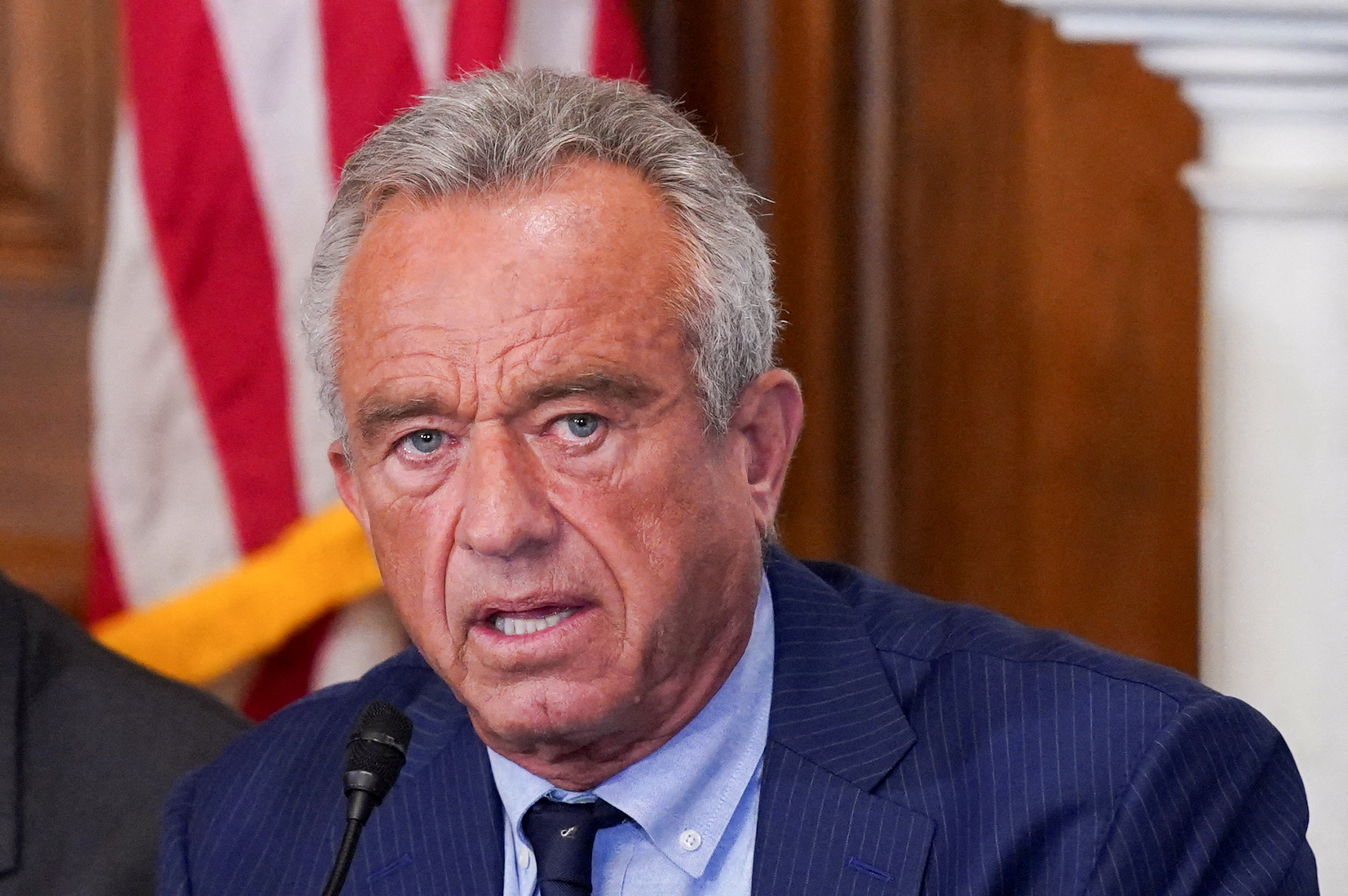 El secretario del Departamento de Servicios Humanos y de Salud, Robert F. Kennedy Jr., bebe leche cruda y ha pedido que se amplíe el acceso, a pesar de las advertencias, incluso de funcionarios federales de salud, de que los productos lácteos no pasteurizados pueden contener bacterias peligrosas