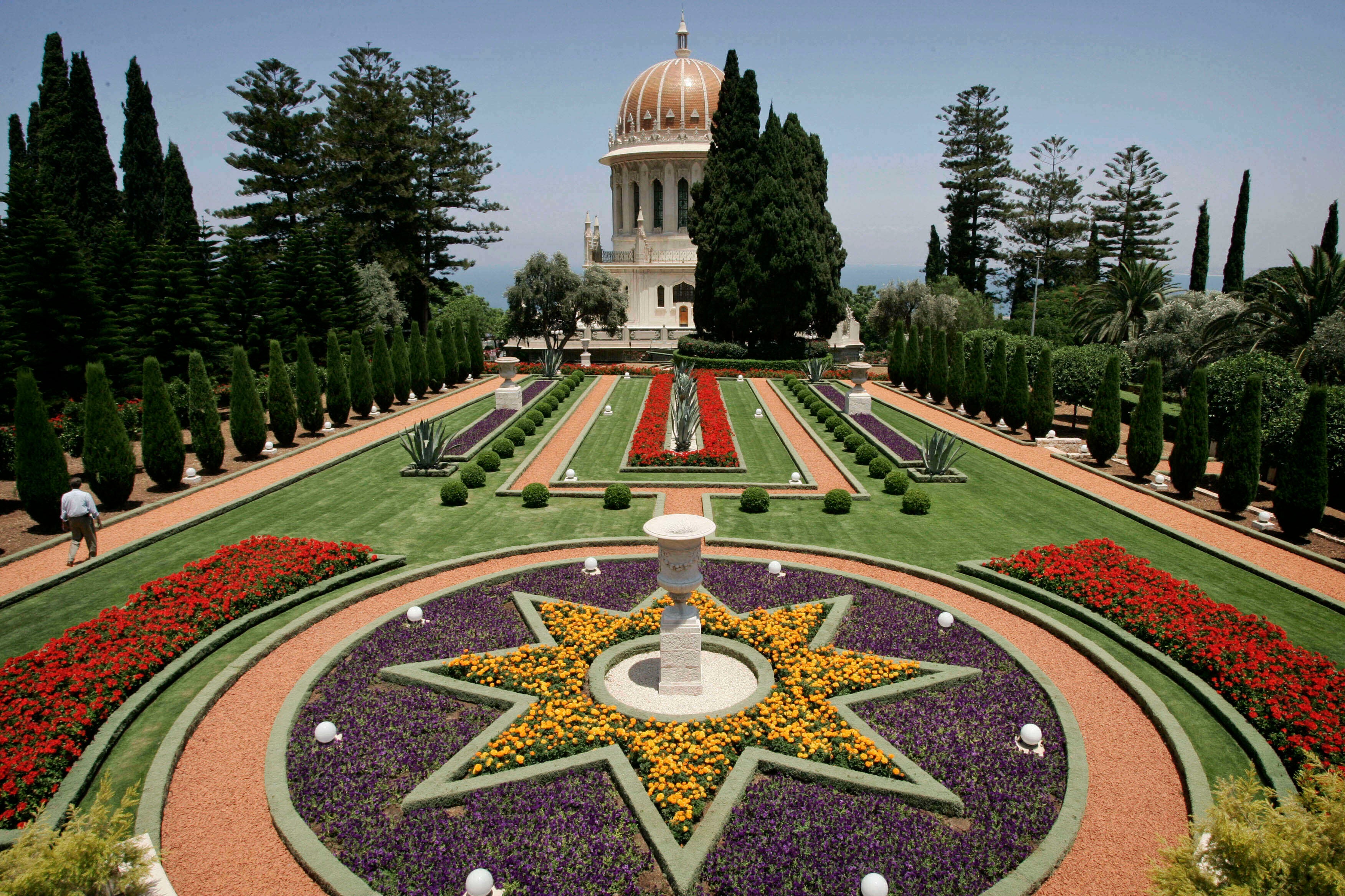 La religión bahaí es pequeña, extendida y enfrenta represión en partes de Oriente Medio