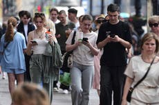 Cortes de internet móvil se extienden en Rusia, restringiendo aún más la limitada libertad en la red