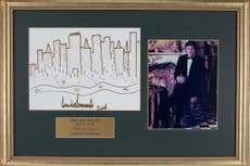 Trump asegura que “nunca dibujó en su vida”, pero la tarjeta de Epstein lo contradice