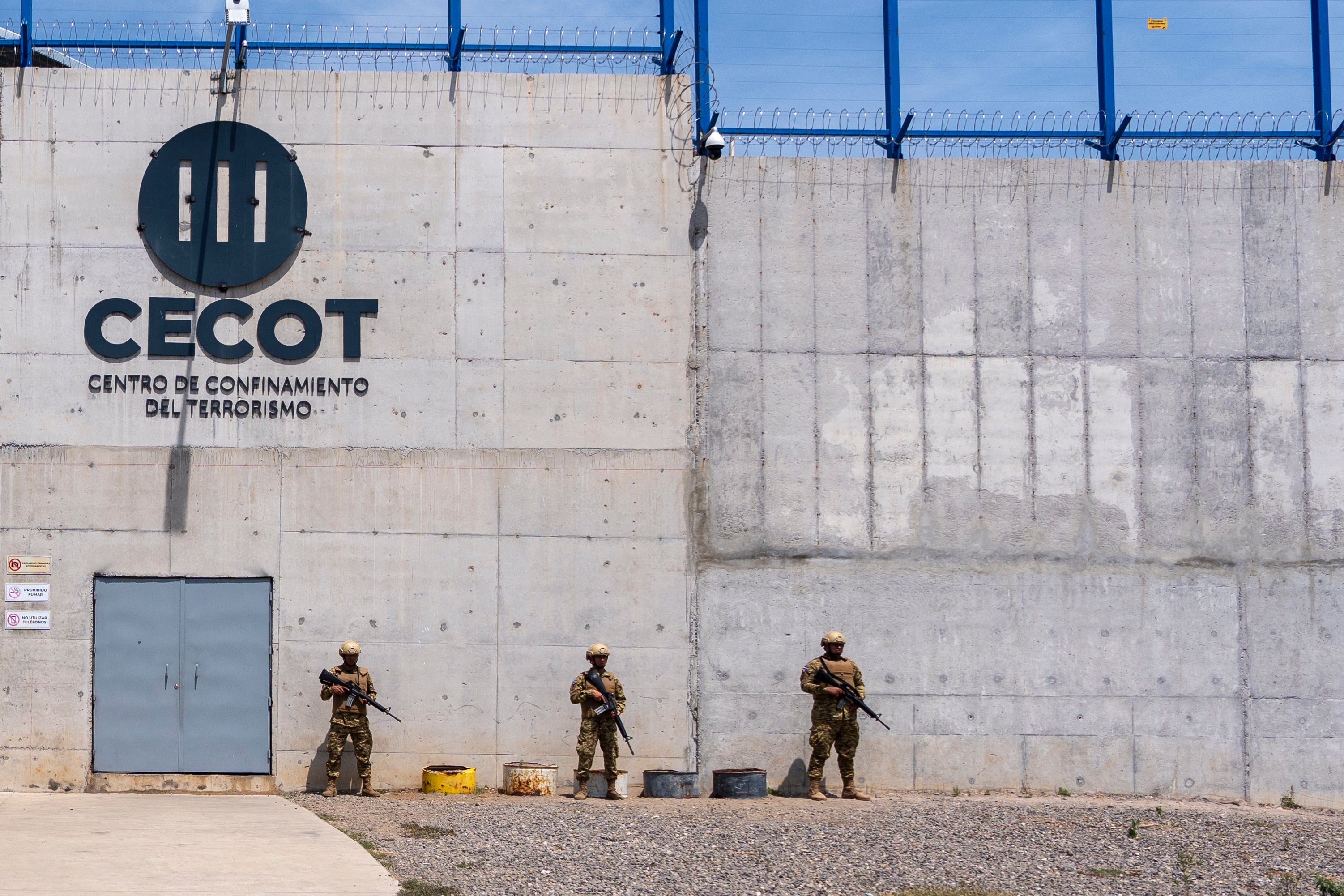 El CECOT, calificado como un “gulag tropical” por organizaciones de derechos humanos, es la prisión más grande de América Latina. El gobierno de Trump recurrió a este centro para alojar a decenas de venezolanos deportados desde Estados Unidos, acusados de pertenecer a la banda criminal Tren de Aragua