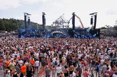 El festival de música Tomorrowland abre tras incendio que destruyó su escenario principal.