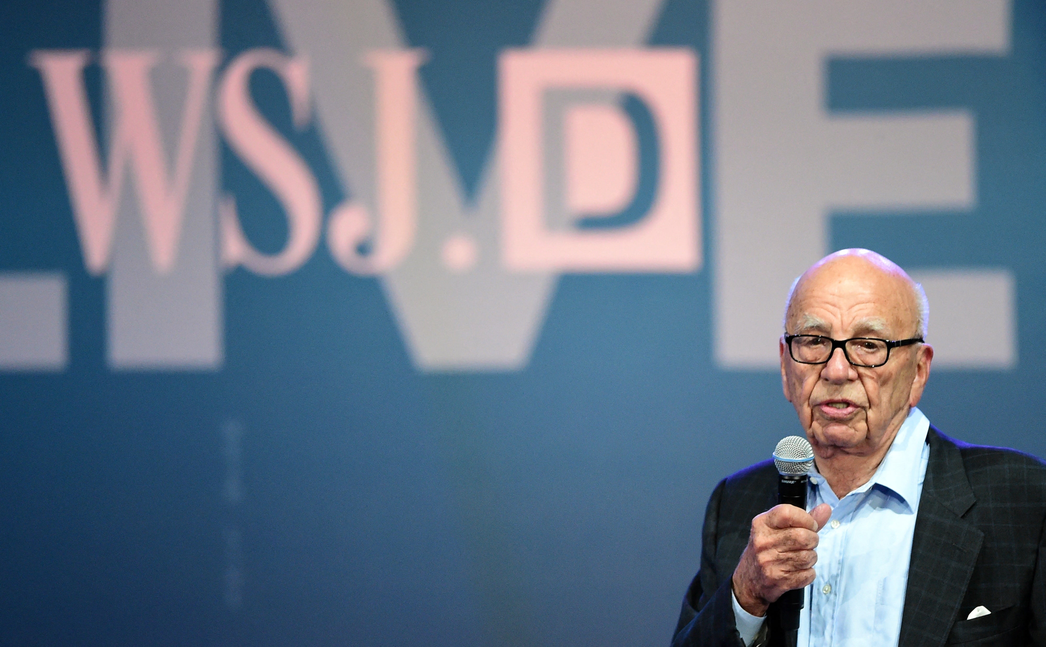 Murdoch, un antiguo aliado de Trump, está ahora en el centro de otra demanda masiva por difamación del presidente, que ha presentado varias amenazas legales contra editores y medios de comunicación y ha llegado a acuerdos masivos con ABC y CBS tras sus demandas contra esas cadenas