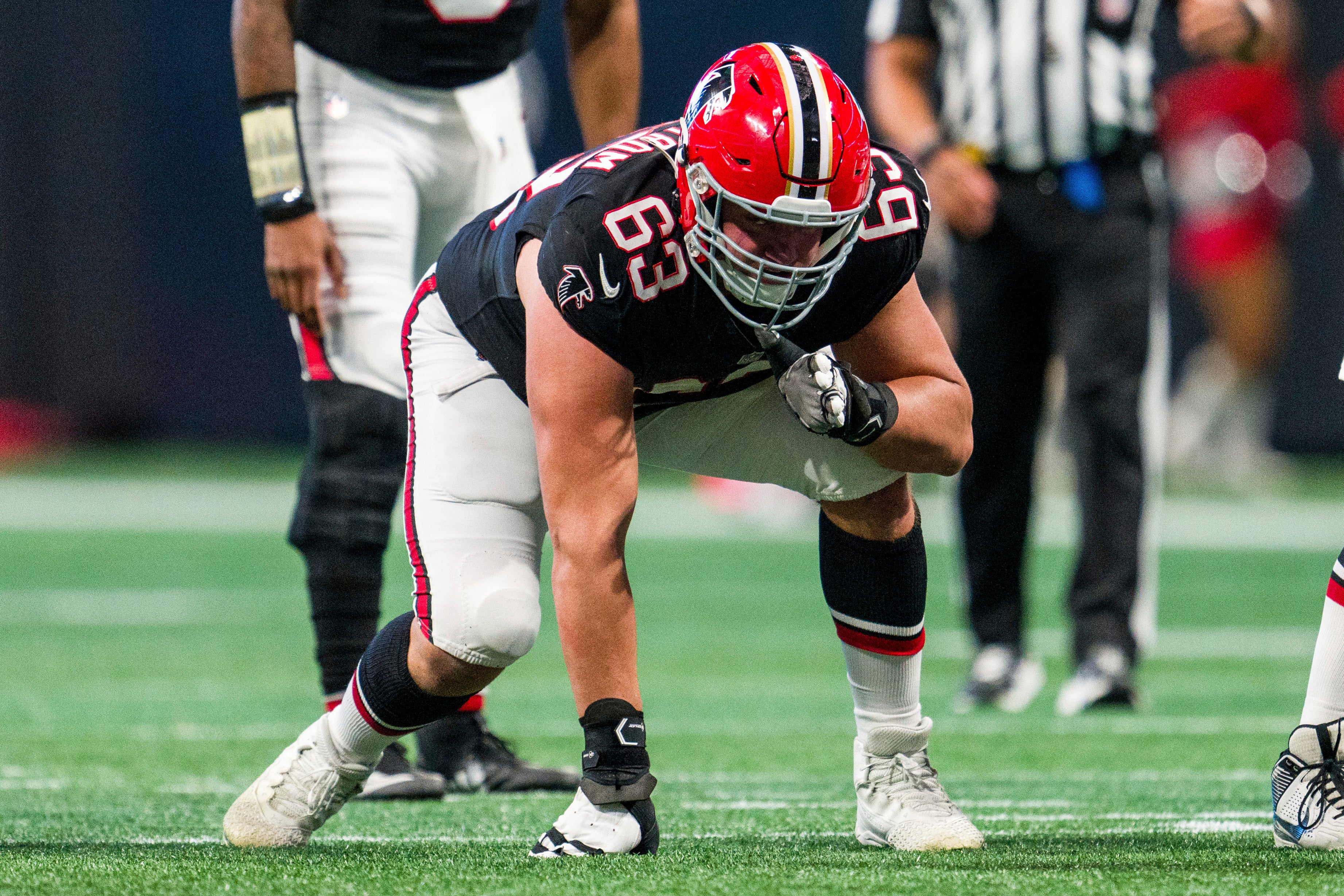 Chris Lindstrom de los Falcons es elegido como el mejor liniero ofensivo interior de la NFL por AP
