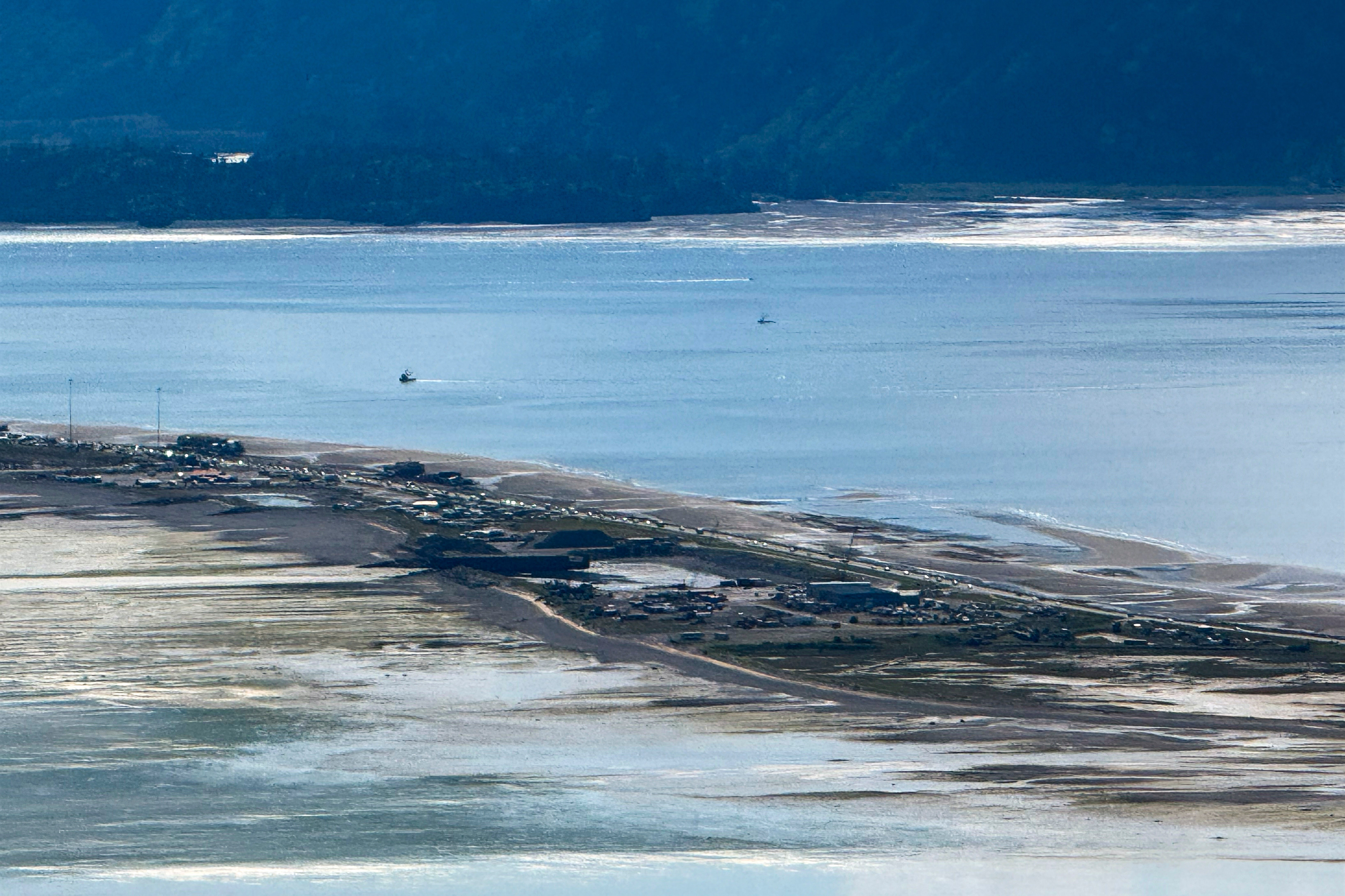 Los coches abandonan Homer Spit, en Alaska, donde un tsunami arrasó y mató a los residentes tras un terremoto en 1964.