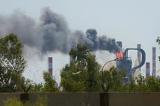 Un incendio en la mayor refinería de petróleo de Irán deja un muerto en el suroeste del país