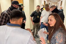 Voluntarios acuden a cortes de inmigración para apoyar a migrantes detenidos por el ICE en pasillos