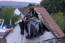 Automóvil cae en el techo de un granero en Alemania; hay 2 heridos graves