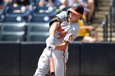 Jonrones de Holliday, Jackson y O’Hearn llevan a Orioles a victoria 5-2 sobre los Rays tras lluvia