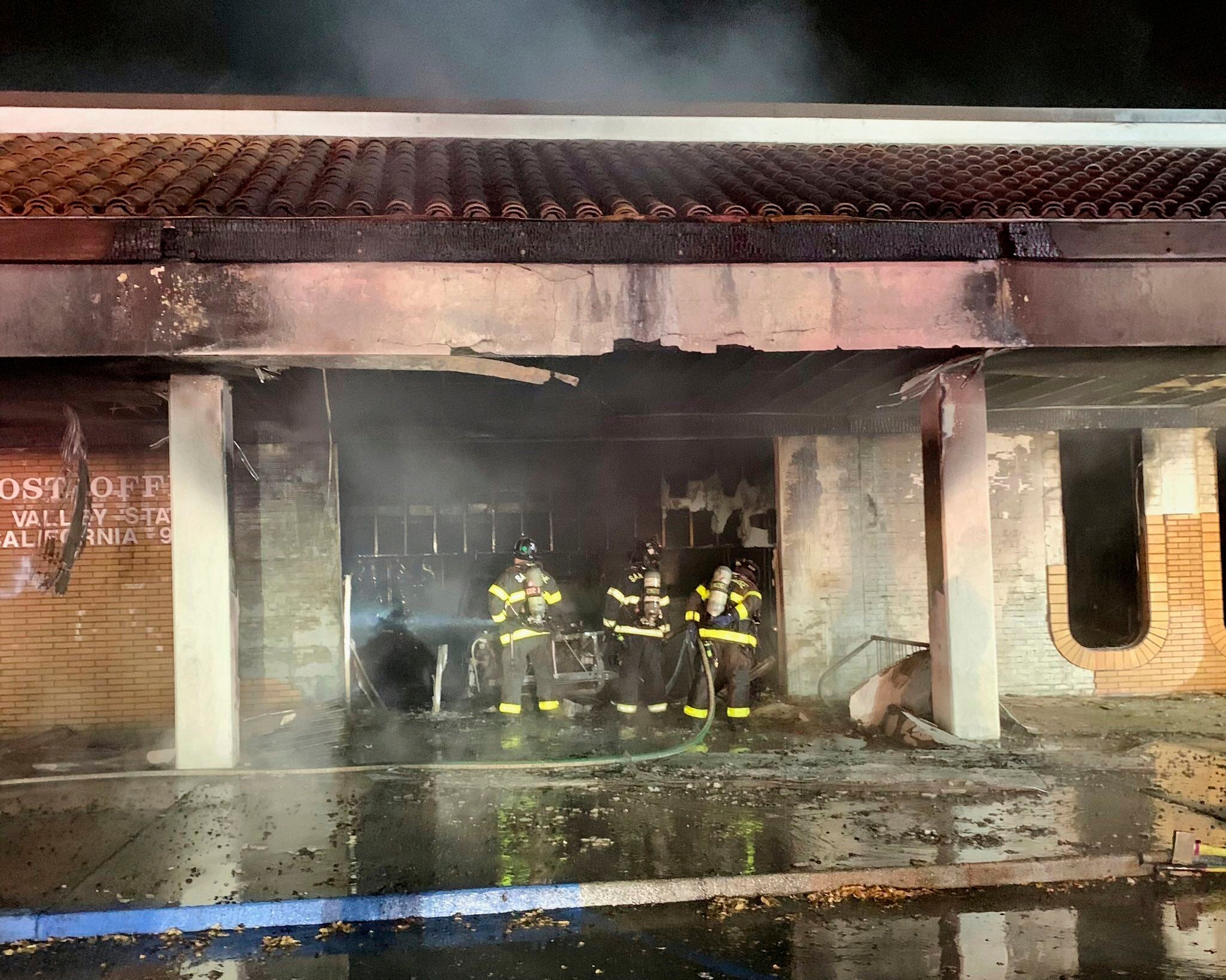 CALIFORNIA-OFICINA POSTAL-INCENDIO