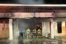 Detienen a sospechoso después de que auto choca contra oficina postal y se incendia en California