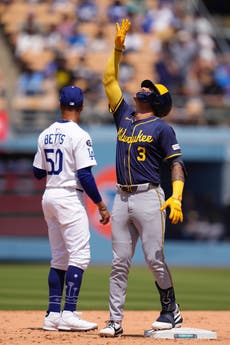 Cerveceros superan 6-5 a Dodgers para su 10ma victoria consecutiva y barren la serie de temporada