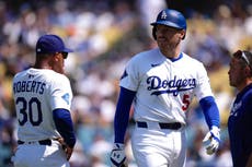 Freeman irá día a día con Dodgers tras ser golpeado en la muñeca por un lanzamiento