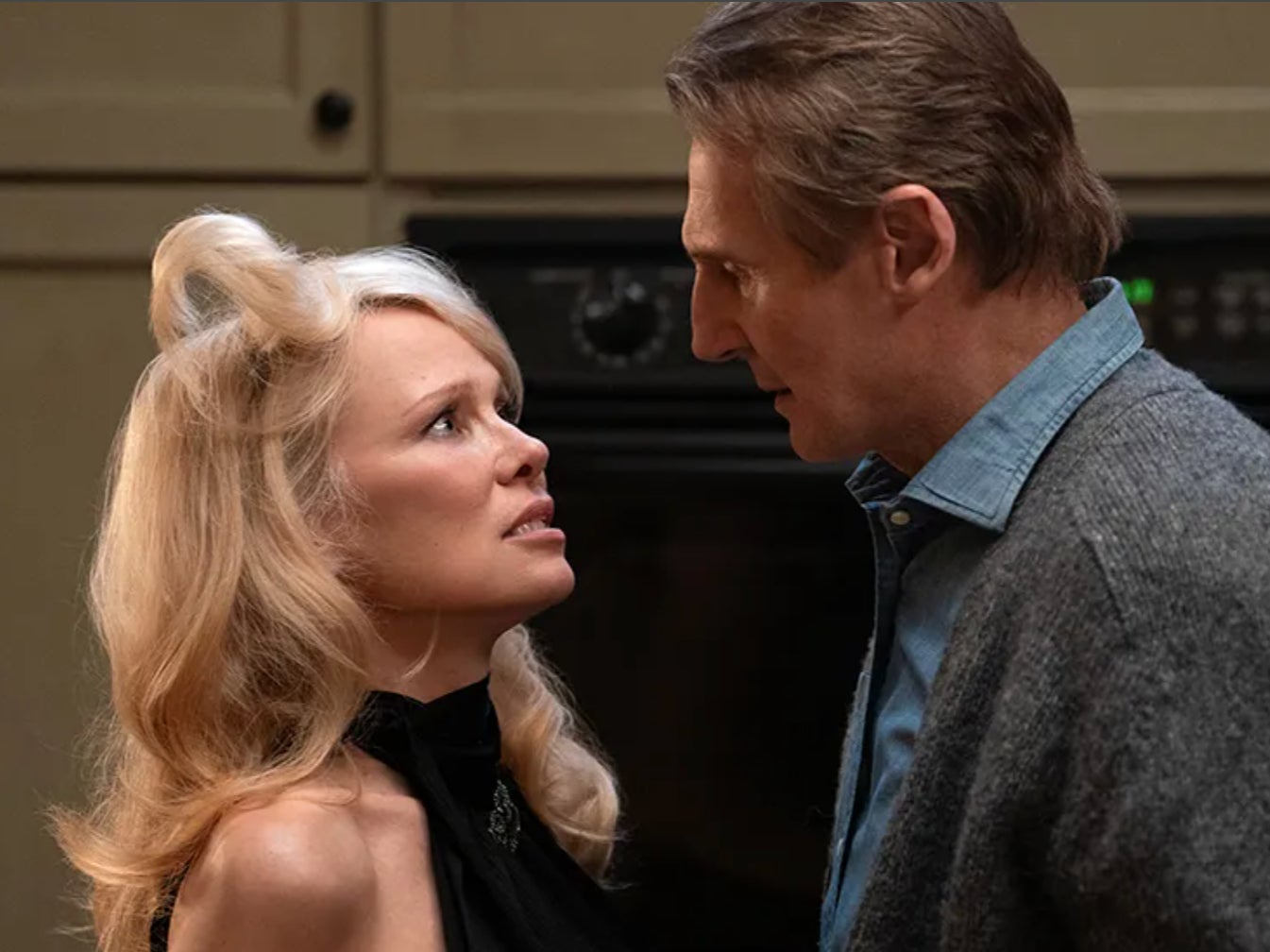 Pamela Anderson y Liam Neeson estrecharon lazos en el rodaje de ‘¿Y dónde está el policía?’