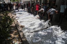Agencia de la ONU dice que tanques y francotiradores israelíes dispararon a una multitud en Gaza