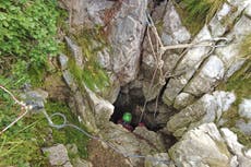 Rescatistas trabajan para liberar a un espeleólogo herido a más de 130 pies bajo tierra en Italia