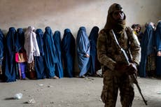 La ONU preocupada por arrestos de mujeres y niñas afganas por violar código de vestimenta talibán