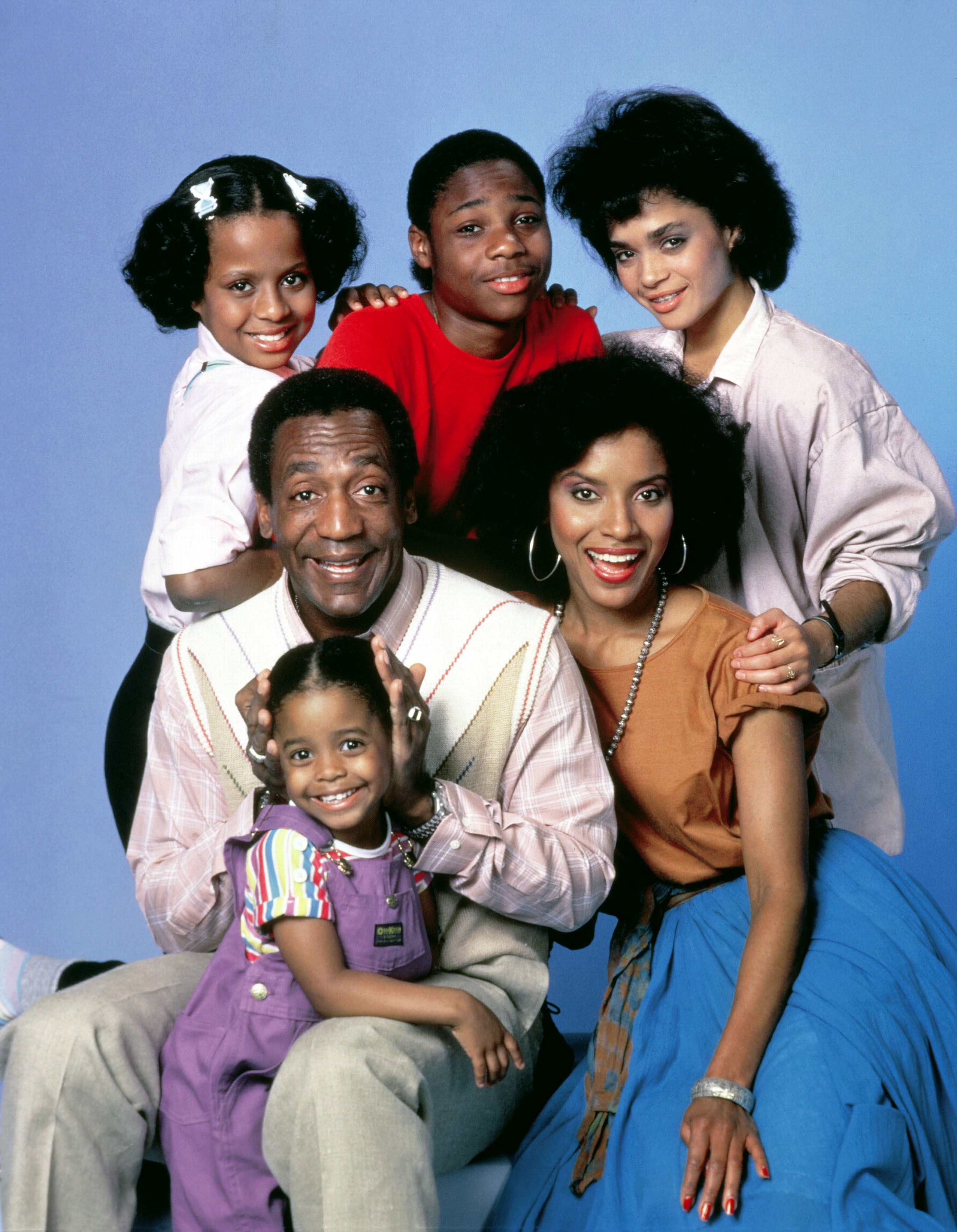 El reparto de ‘El show de Bill Cosby’: (en el sentido de las agujas del reloj, desde la parte superior izquierda) Tempestt Bledsoe, Malcolm-Jamal Warner, Lisa Bonet, Phylicia Rashad, Keshia Knight Pulliam y Bill Cosby