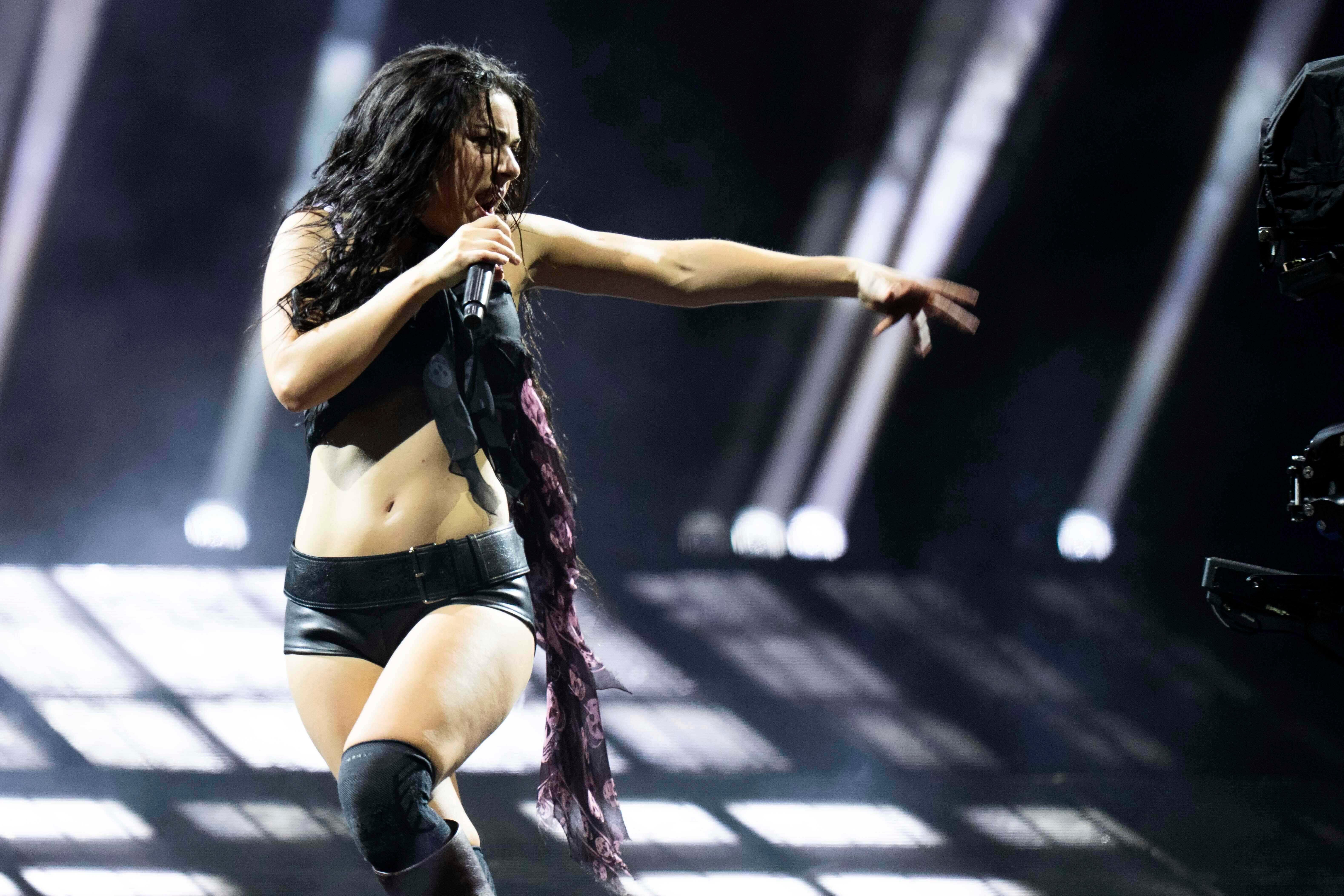 Charli XCX y el baterista de The 1975, George Daniel, se casan