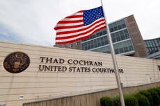 Juez de Mississippi suspende prohibición estatal de programas DEI en escuelas y universidades