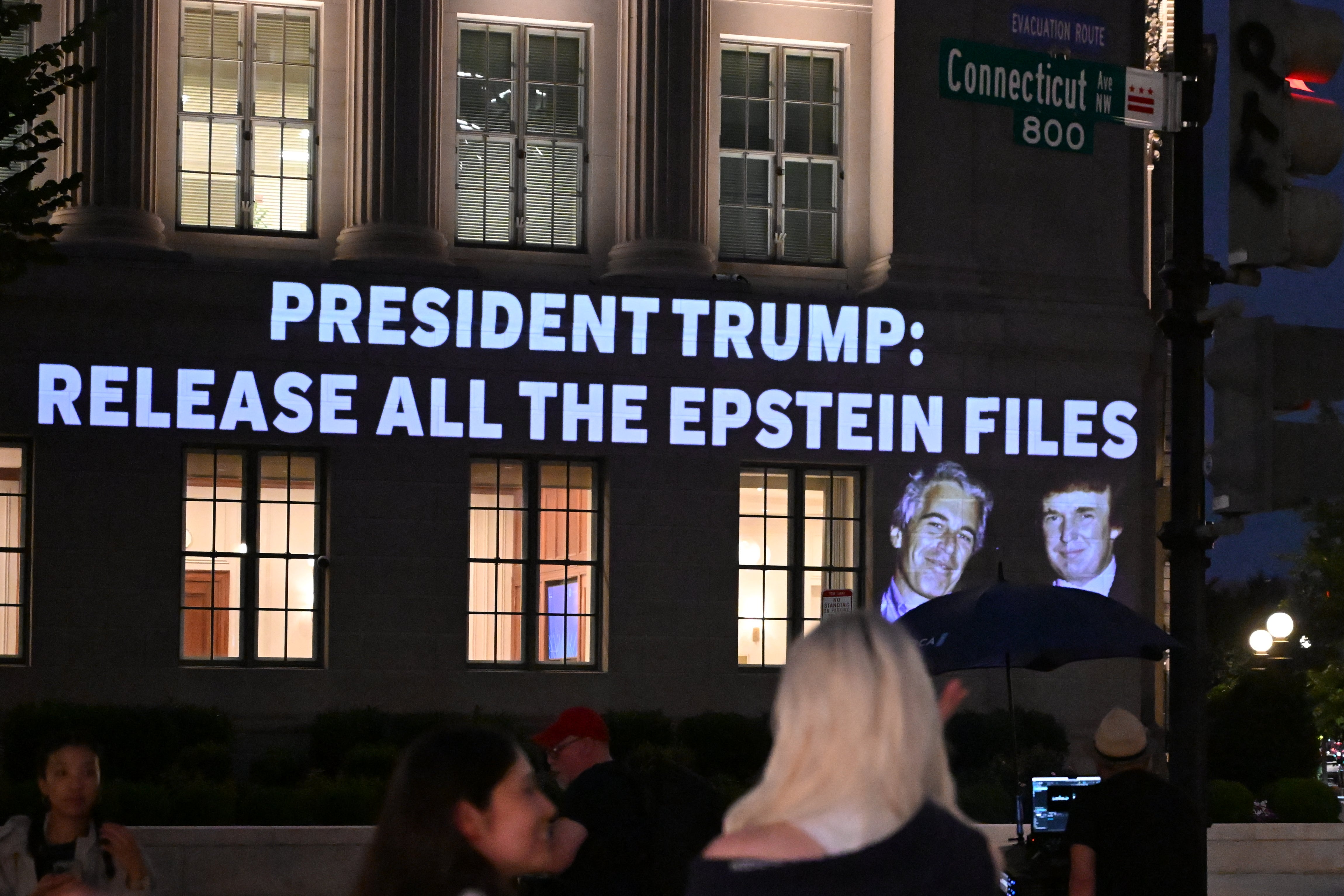 Activistas proyectan un mensaje en las instalaciones del Departamento de Justicia de EE. UU., en el que exigen al Gobierno de Trump publicar más información sobre Epstein. Ahora, legisladores tanto demócratas como republicanos piden a la Administración que facilite más datos sobre Epstein.
