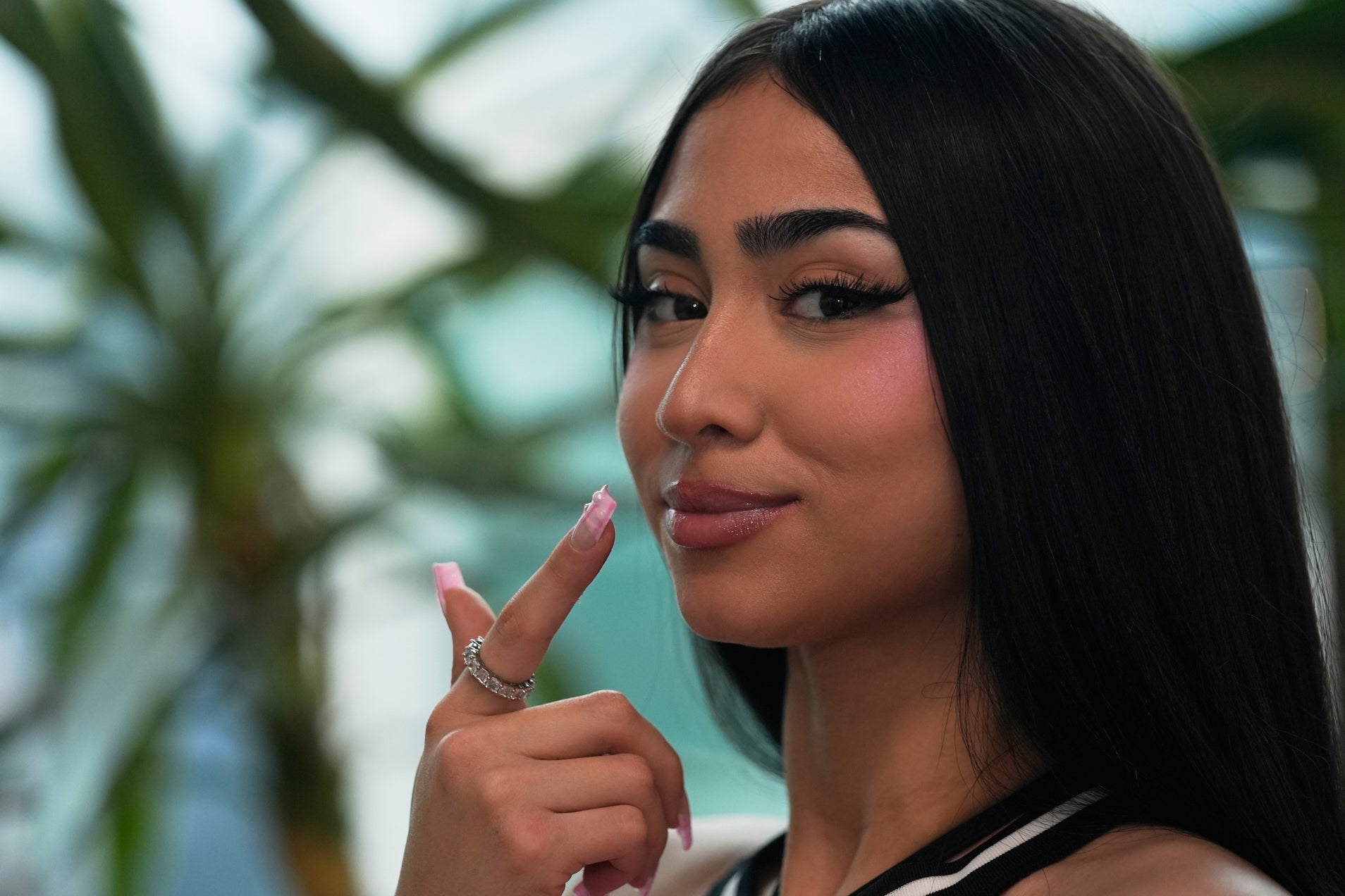 Paloma Mami no tiene temor de mostrar su lado más femenino en “CÓDiGOS DE MUÑEKA”