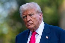 Trump expulsa a reportera de Wall Street Journal e intensifica su disputa por historia sobre Epstein