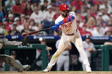 Filis logran victoria 3-2 sobre Medias Rojas con interferencia del receptor y bases llenas en la 10°
