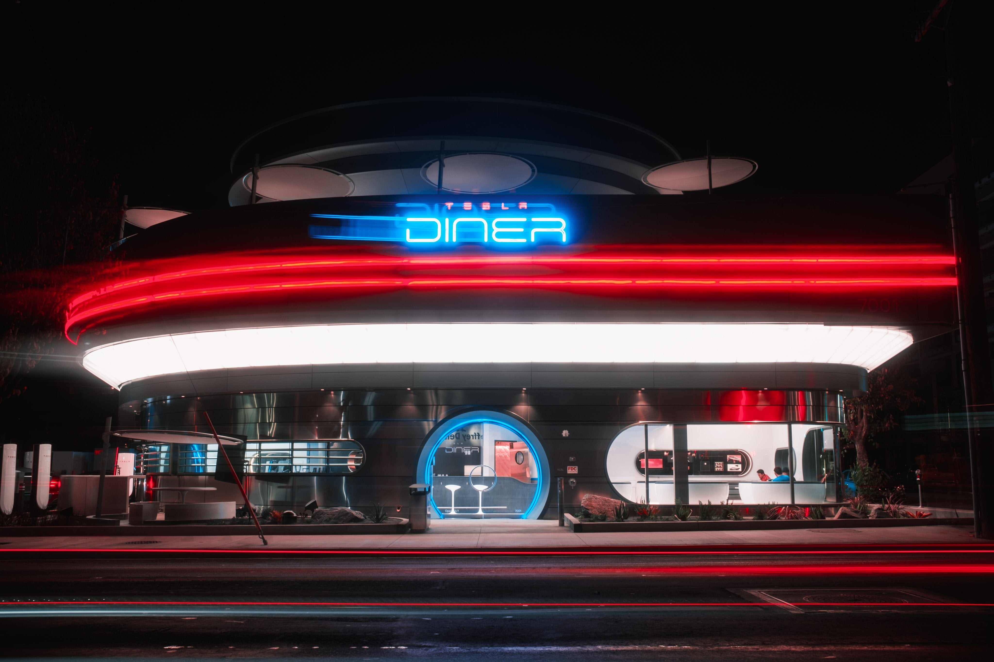 El Tesla Diner abrió sus puertas el lunes en Hollywood