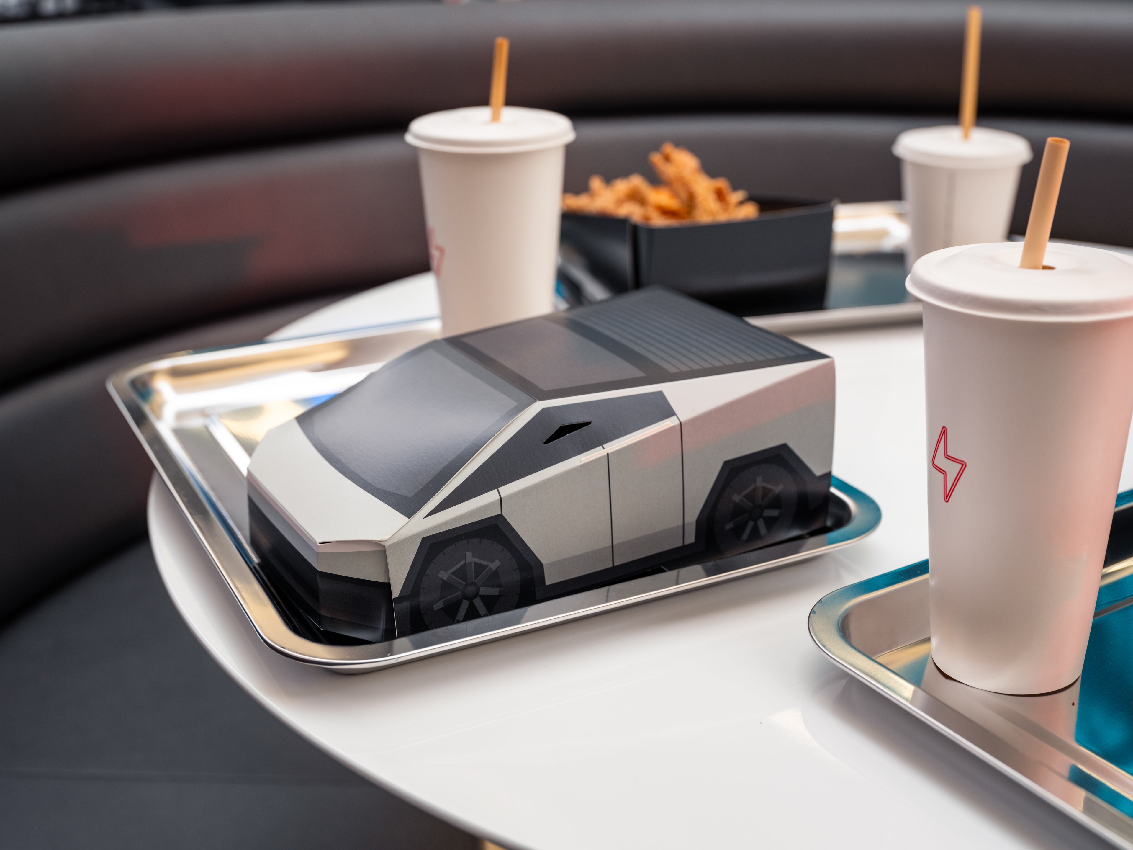 A los clientes se les sirvieron platos clásicos estadounidenses en recipientes con forma de Cybertrucks