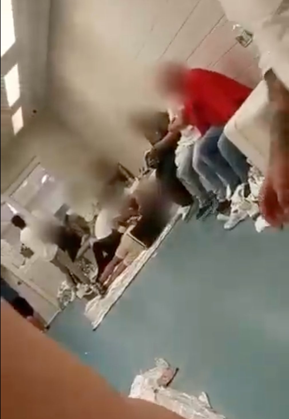 Mediante videos grabados en secreto por inmigrantes detenidos, revelan las condiciones dentro del piso 10 del 26 Federal Plaza, en Nueva York, donde funcionan tribunales de inmigración
