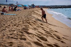 Mientras los españoles veranean en las playas de Barcelona, preocupa la erosión de la costa