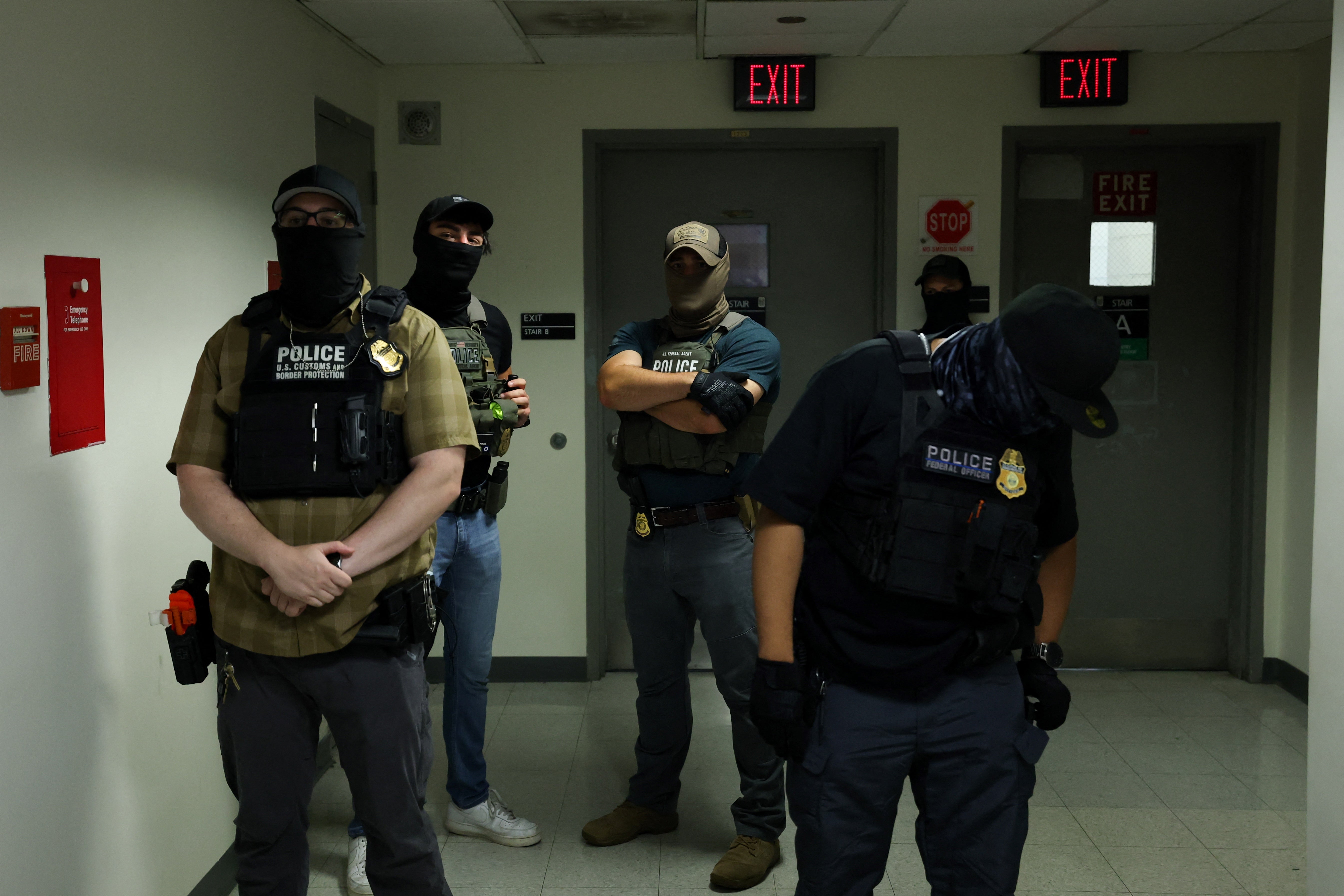 Agentes federales encapuchados se han apostado en los pasillos fuera de los tribunales de inmigración, dentro del edificio federal de Manhattan, listos para realizar arrestos apenas los migrantes concluyen sus audiencias
