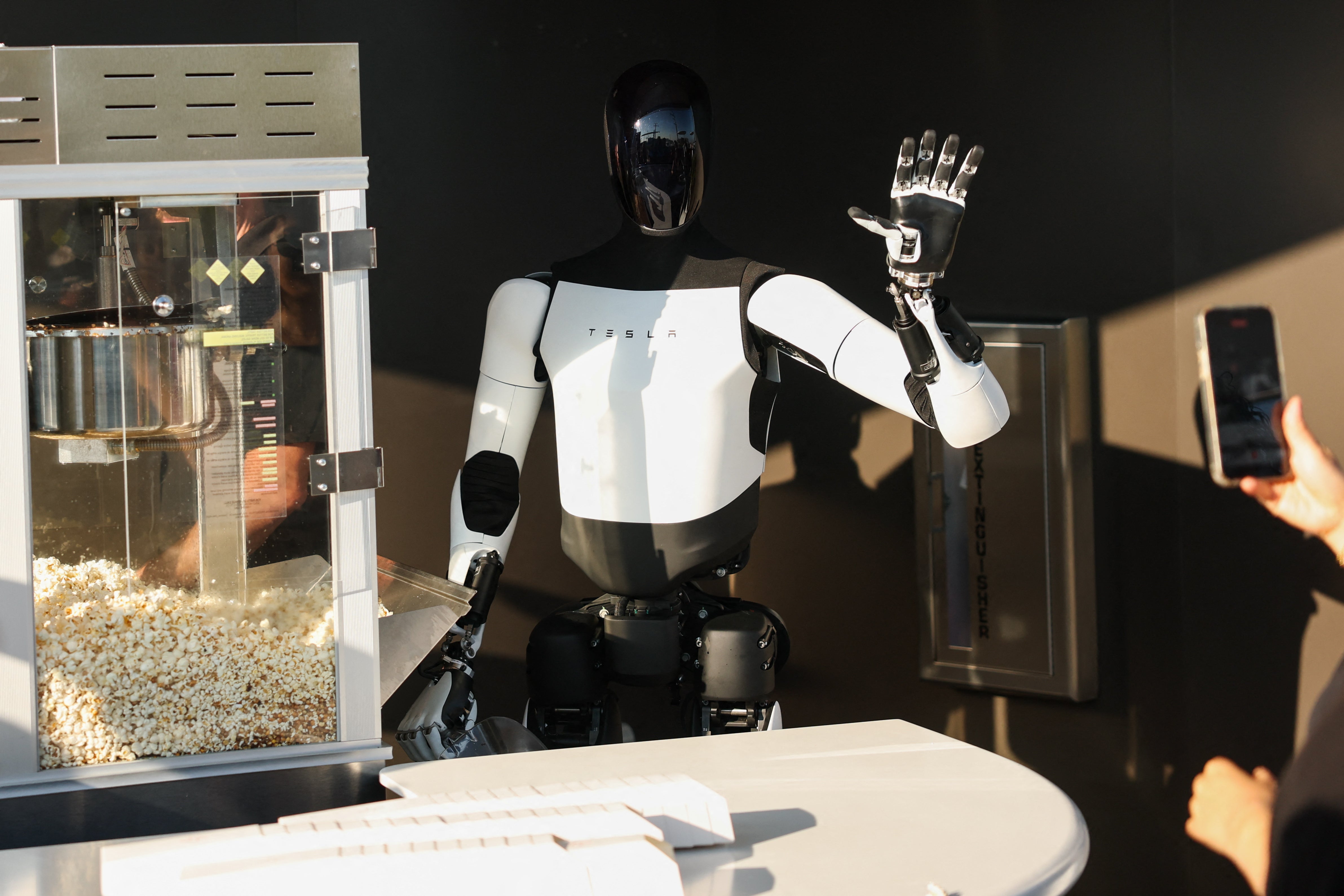 Robots sirven palomitas a los clientes del restaurante “retro futurista” de Musk