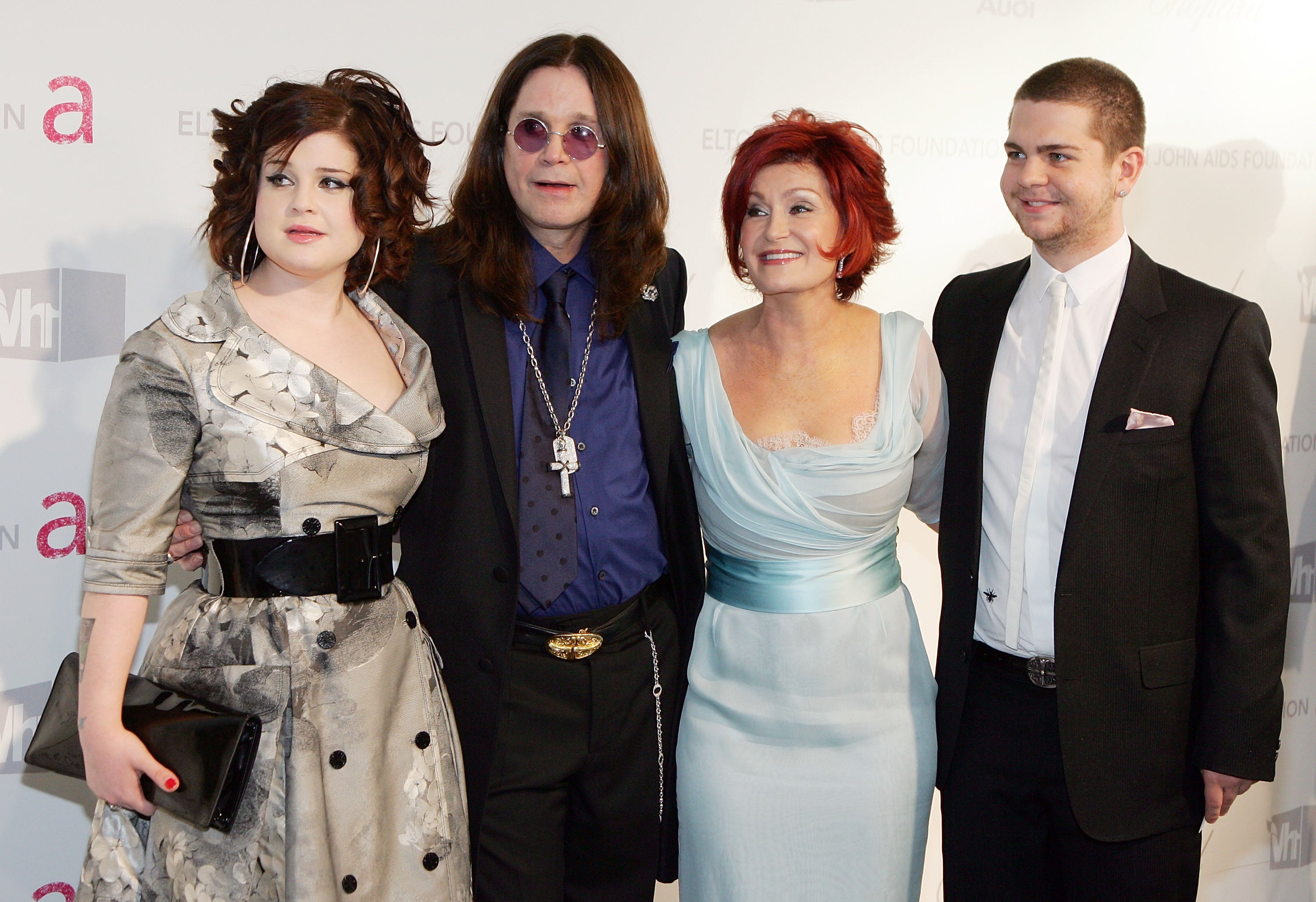 (De izquierda a derecha) Kelly, Ozzy, Sharon y Jack Osbourne en 2007, en la 15ª edición de la fiesta de los Oscar de la Elton John AIDS Foundation
