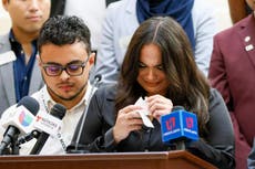 Familia y simpatizantes piden liberar a periodista hispano detenido por ICE mientras cubría protesta