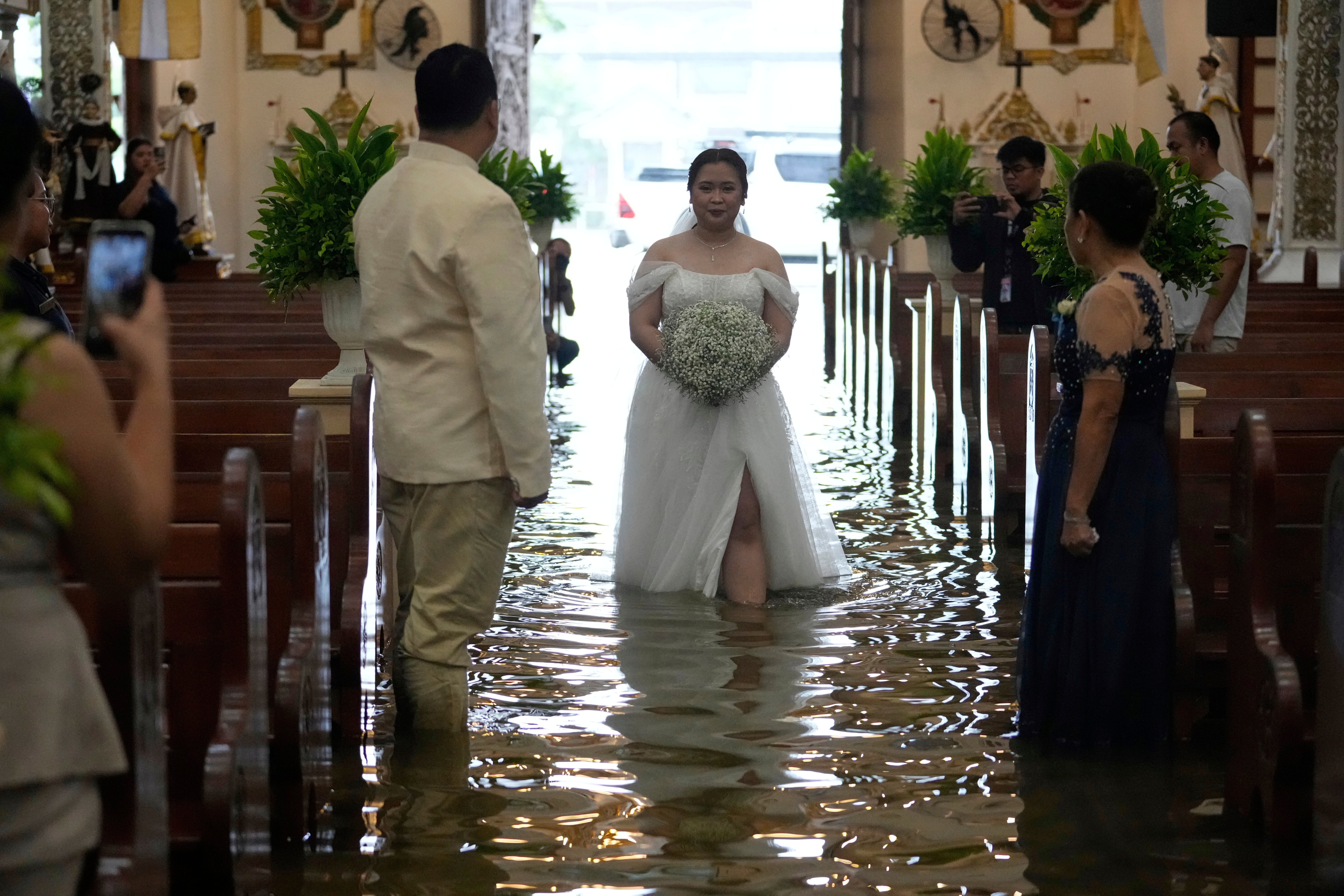 FILIPINAS-BODA EN INUNDACIÓN-FOTOS