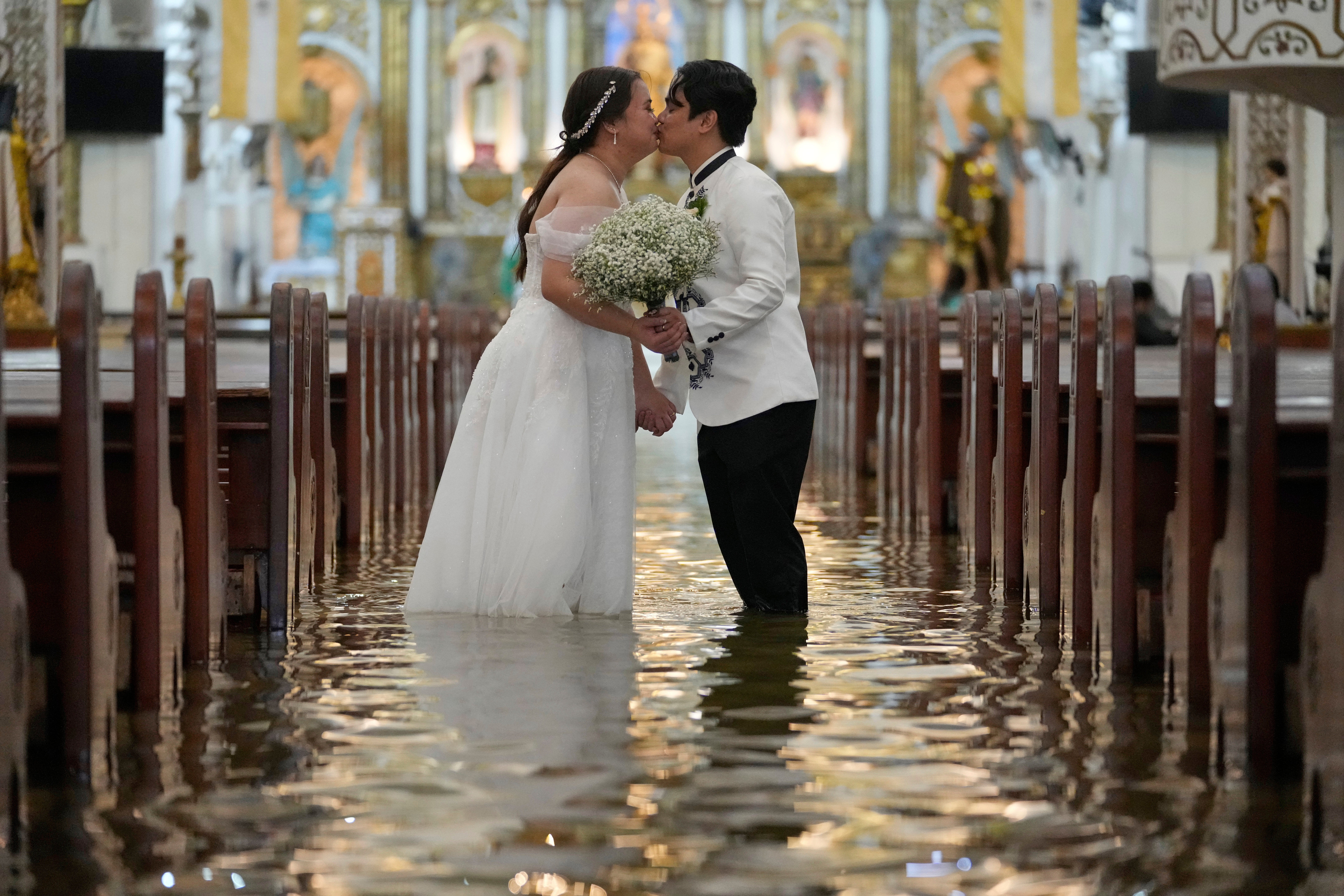 FILIPINAS-BODA EN INUNDACIÓN-FOTOS