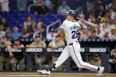 Marlins frenan remontada tardía de Padres y ganan 4-3