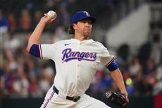 deGrom poncha a nueve y ayuda a Rangers a vencer 6-2 a Atléticos