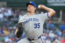 Rich Hill se convierte en el jugador más veterano de los Reales a los 45 años