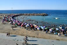 Bermudas, trajes de baño y una prohibición local dividen a un pueblo argelino