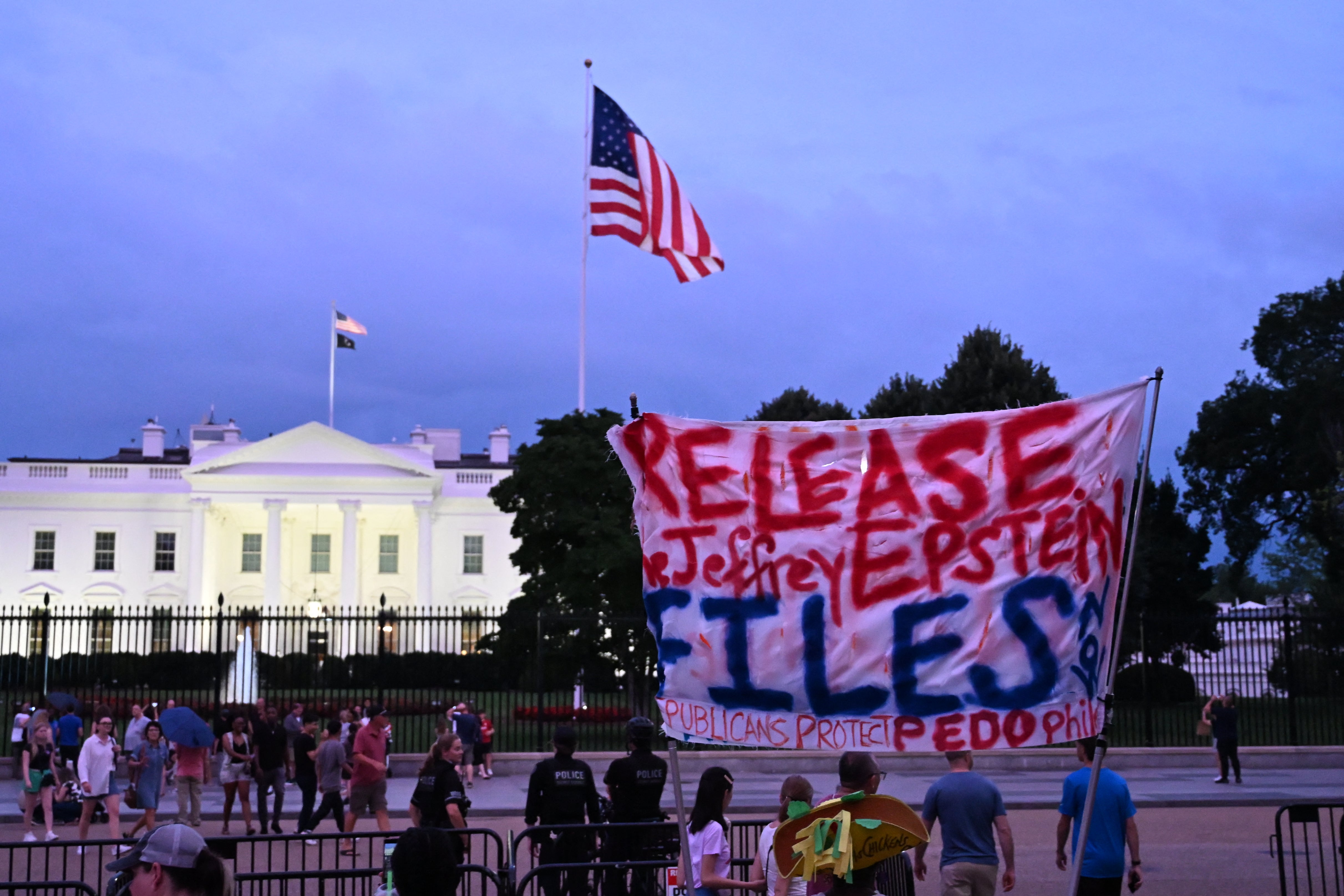 Manifestante sostiene un cartel frente a la Casa Blanca en el que exige la publicación de todos los archivos relacionados con el caso Epstein
