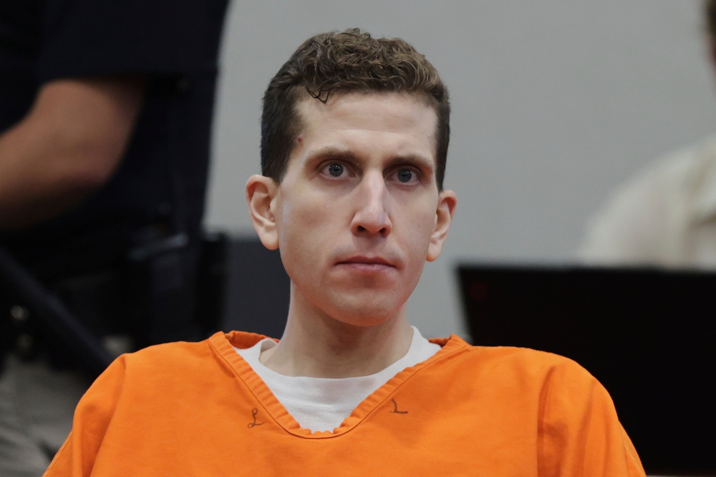 Bryan Kohberger compareció ante el tribunal de Boise, Idaho, vestido con un uniforme naranja de presidiario y esposado. Fue condenado a cadena perpetua sin libertad condicional por los asesinatos de los cuatro estudiantes universitarios de Idaho