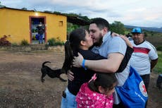 Migrantes venezolanos denuncian abusos en prisión de El Salvador tras ser enviados allí por EEUU