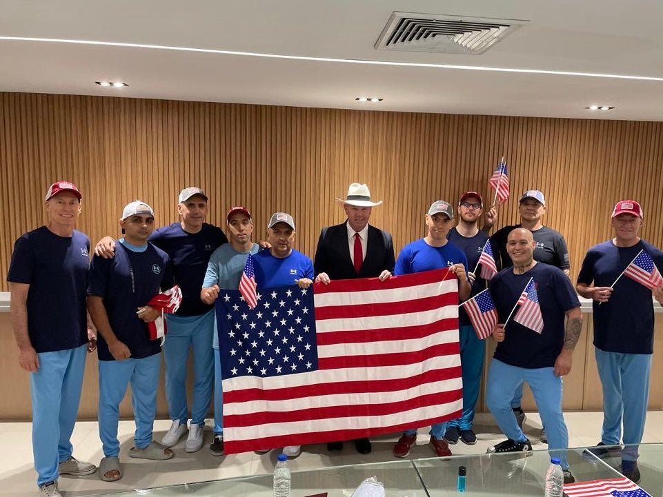 El gobierno de Trump negoció un canje de prisioneros con Venezuela que permitió el regreso de 252 venezolanos detenidos en El Salvador, a cambio de 10 estadounidenses repatriados a EE. UU. Entre ellos se encuentra Dahud Hanid Ortiz, segundo desde la derecha, acusado de asesinar a tres personas en España
