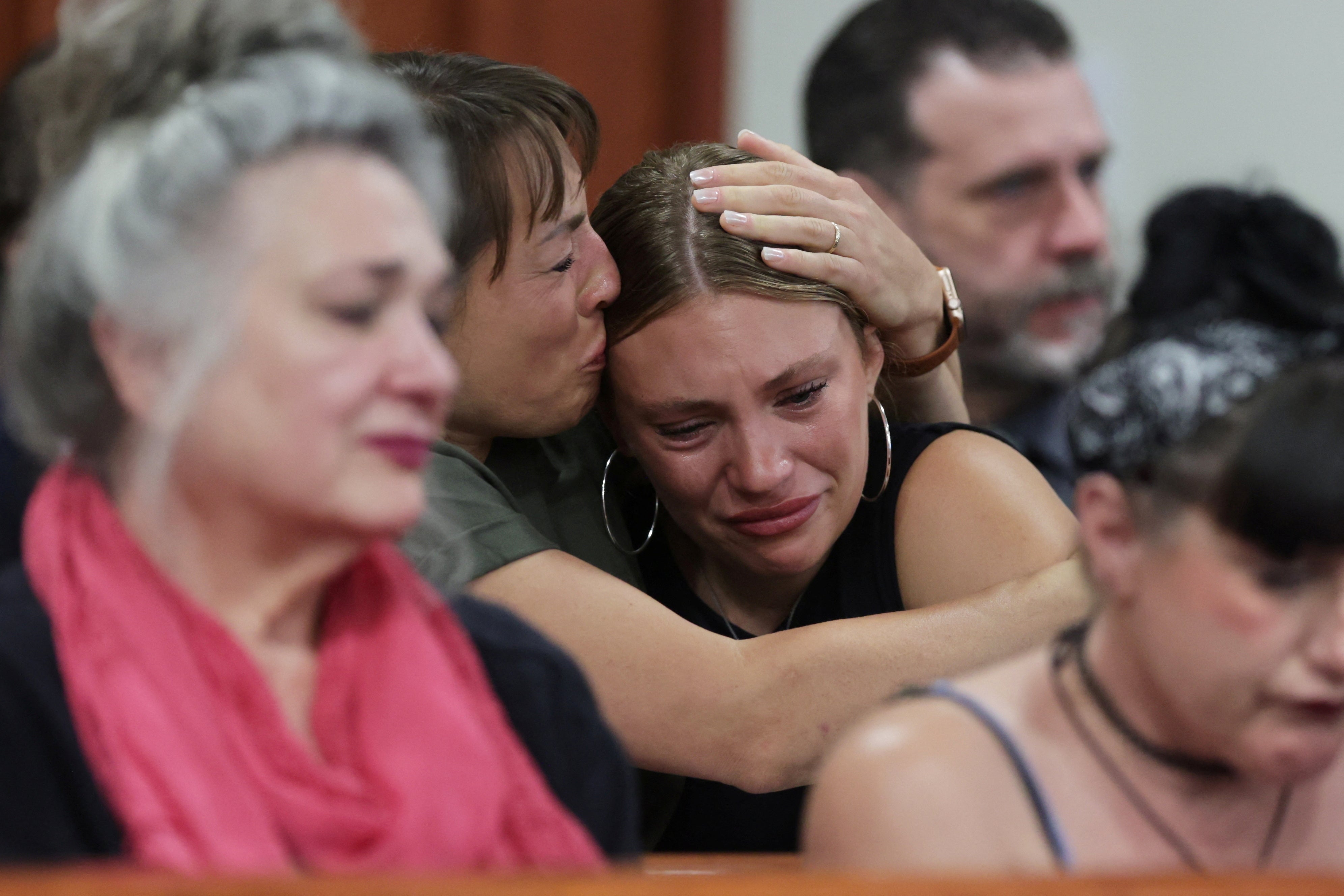 Dylan Mortensen, consolada en el tribunal, dijo a Kohberger que era “un recipiente hueco, algo menos que humano”